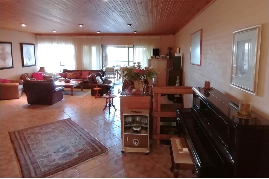 6 Bedroom Property for Sale in Bergsig Western Cape